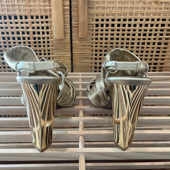 DVF gold heel shoe - Picture 3 of 4